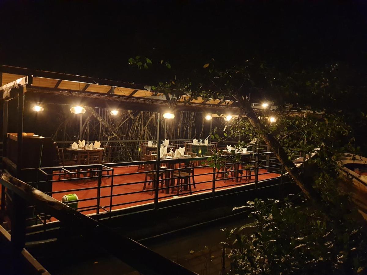 Nature Cabanas & Floating Restaurant 高尔 外观 照片