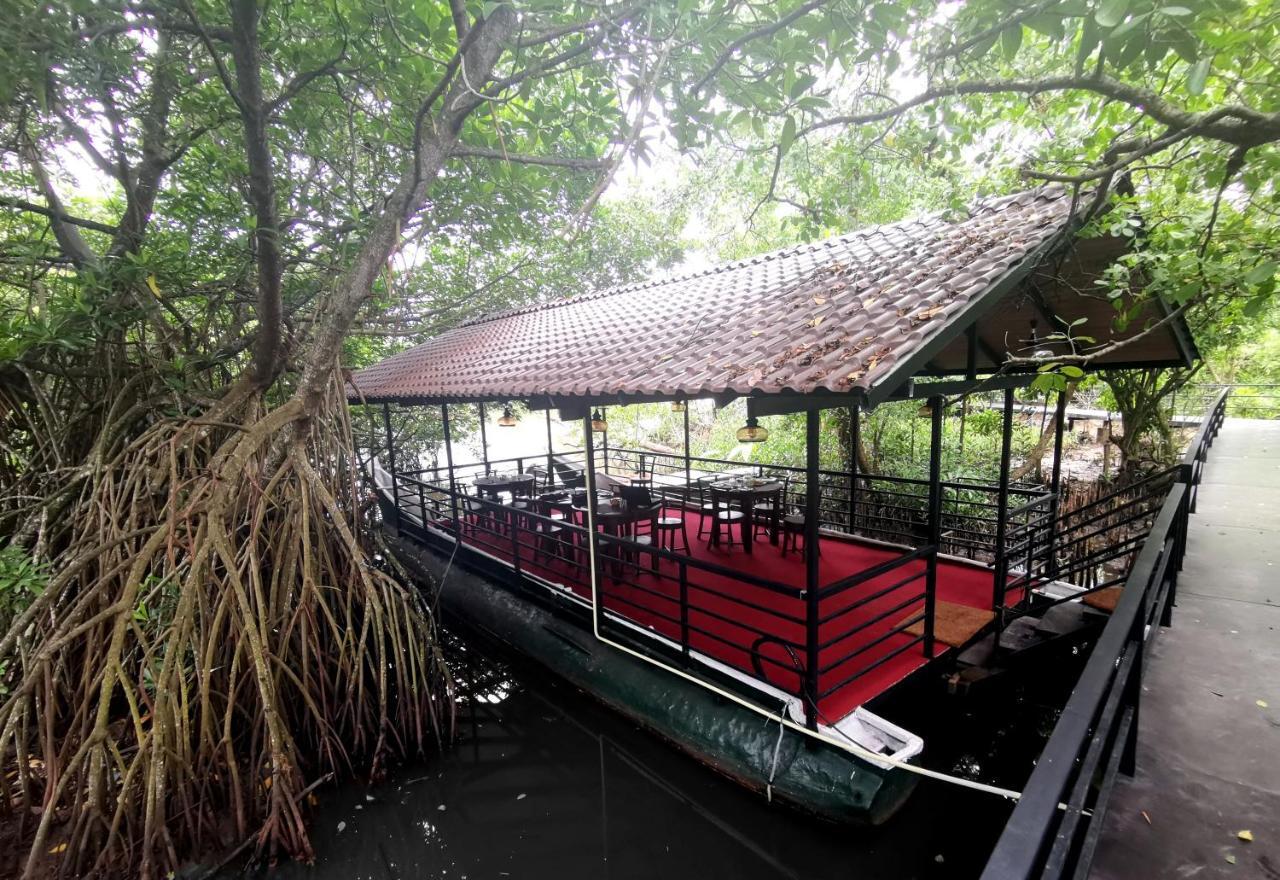 Nature Cabanas & Floating Restaurant 高尔 外观 照片